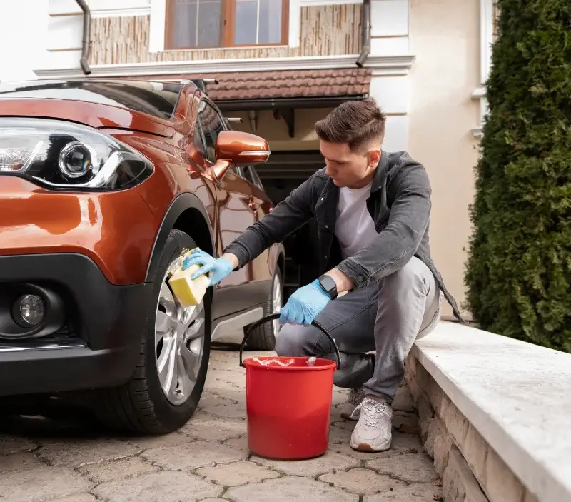 Lavage auto à domicile Pré-en-Pail-Saint-Samson : professionnel intervenant sur un véhicule